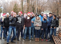 В Волжском Деды Морозы бегали по лужам