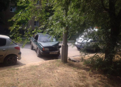 В Волжском водитель на “восьмёрке” протаранил столб