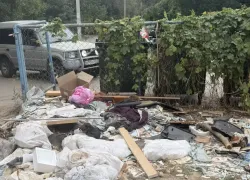 «Не дай бог дети поранятся»: жительница Волжского требует убрать строительный мусор у детской площадки