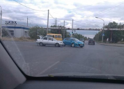 "Десятка" влетела в Mazda на перекрёстке в Волжском 