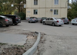 Дорогу обновили, а съезды оставили раскуроченными: жители Волжского ждут продолжения ремонта