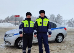 В Волгоградской области сотрудники ДПС пришли на помощь в снежную бурю