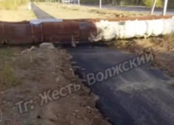 Новая дорога на теплотрассу: в Волжском забыли о мостике через трубы