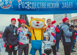 Впервые в Волжском прошел "Рождественский забег" в карнавальных костюмах