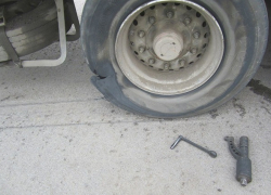 На трассе под Волгоградом 40-летнему дальнобойщику проломило голову во время замены колеса