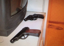 В Волгограде пенсионер полчаса держал в страхе бригаду "скорой" с помощью двух пистолетов