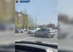 В Волжском у ТЦ «Малина» произошла авария: видео