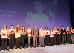 Первые страницы взрослой жизни: 110 юных волжан получили свои паспорта ко Дню Конституции