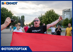 Огромный триколор развернули волжане на главной площади города