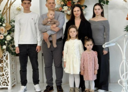 В волжском ЗАГСе 6-месячный Федор Ломоносов удивил всех «крепкой хваткой», получая свой первый документ в День ребенка