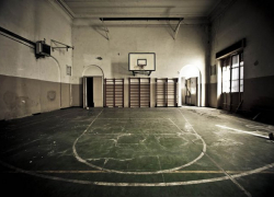 В Волжском тренеры собирают деньги на ремонт разваливающегося спортзала