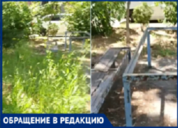 «Нога человеческая не проходила»: волжанка сняла на видео двор на Карбышева с травой по пояс и гнилыми лавочками