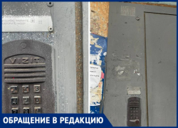 На зло людям? В Волжском УК «ЛАДА ДОМ» изуродовала дверь в подъезд после проверки мэра