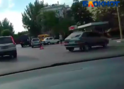 Две машины отечественного автопрома "поцеловались" на оживленном кольце Волжского