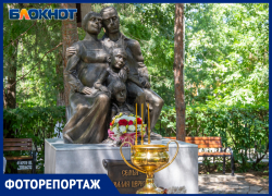 В Волжском у стен больницы освятили двухметровый памятник семье с ромашками