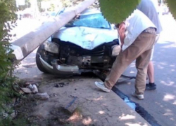 Угонщик-неудачник в Волжском врезался в первый попавшийся столб