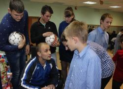 Футболисты "Ротора" набивали мяч вместе с воспитанниками Волжского детского дома