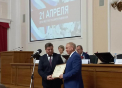 Глава Волжского Игорь Воронин получил грамоту от губернатора за большой вклад в развитие региона