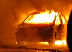 На юге Волгограда ночью подожгли пять дорогостоящих иномарок