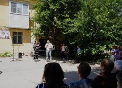 В Волжском на митинге открыли памятную табличку в честь Клавдии Шевченко