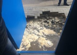 У жилого дома в Волгограде провалился тротуар 