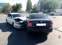 Два ДТП в Волжском: автоледи и водитель скутера попали в больницу