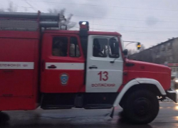 Из-за замыкания электропроводки в Волжском сгорел металлический вагончик