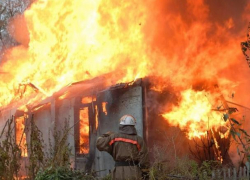 В воскресенье под Волжским сгорел дом