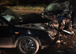 Иномарка и "десятка" встретились в лобовом столкновении