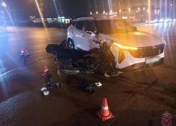 Сезон не закрыт: на дороге в Волжском пострадал мотоциклист