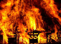 Два автомобиля и хозпостройки сгорели в Волгограде