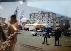 Женщина-водитель протаранила толпу людей у пешеходного перехода в Волгограде: видео смертельной аварии