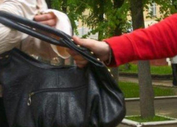 В Волгограде три подруги ограбили 38-летнюю женщину 