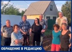 В Волжском дачники возмущены заменой труб в разгар поливочного сезона: видео
