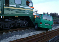 В Волгоградской области грузовой поезд протаранил микроавтобус с пассажирами