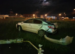 В Волжском пьяная автоледи снесла столб