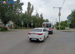 Иномарка столкнулась с каретой скорой помощи в Волжском