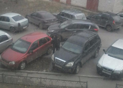 В Волжском автоледи на Киа на полчаса блокировала выезд нескольким машинам