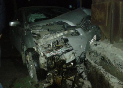 Пьяного Бог бережет: водитель отделался царапинами, протаранив бетонную опору в Волжском