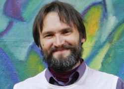 Руководителя мастерской Малкова Федора Ермолова поздравляют журналисты