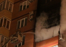 Ночью в Волжском подожгли квартиру в девятиэтажке