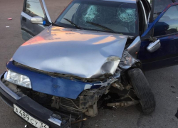 Два волжанина по пьяни угнали автомобиль знакомого и врезались в столб