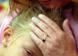 Военный пенсионер из Волжского «развлекался» со школьницами вместе с сыном