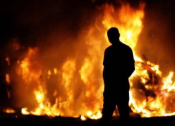 Волгоградец избил бывшую жену и сжег её дом