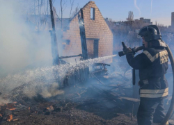 Под Волжским сгорел частный дом 