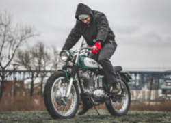 В Волжском госпитализировали мотоциклиста после наезда на бордюр 