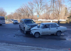 В Волжском водитель Lexus отправил пенсионера в больницу