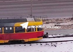 В Волжском зацеперы-малолетки устроили опасный аттракцион на трамвае №4: видео