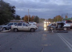 В Волжском в страшном ДТП столкнулись четыре машины 