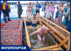 Что происходит на месте крещенских купаний в Волжском: яркие кадры жителей в ледяной воде